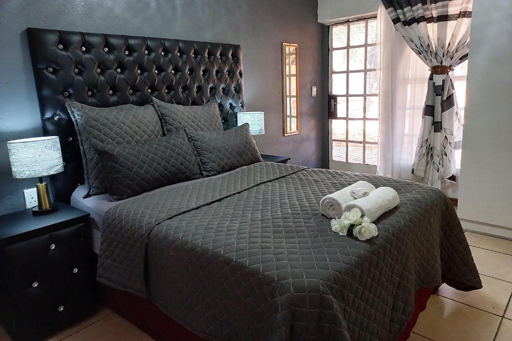 Queens Palace Pretoria Room photo