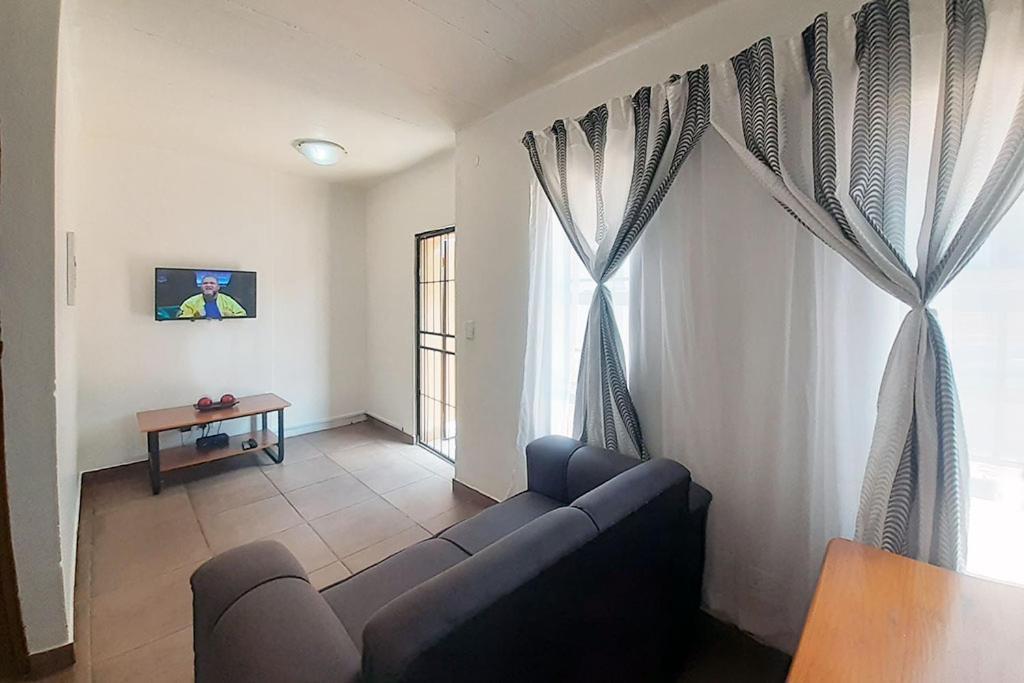 Queens Palace Pretoria Room photo