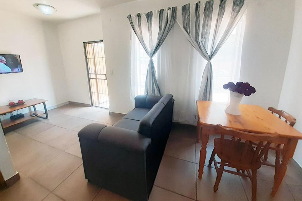 Queens Palace Pretoria Room photo