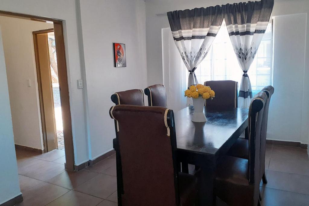 Queens Palace Pretoria Room photo