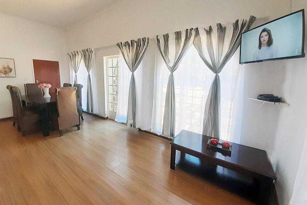 Queens Palace Pretoria Room photo