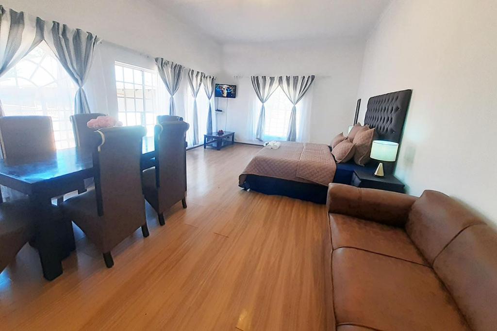 Queens Palace Pretoria Room photo