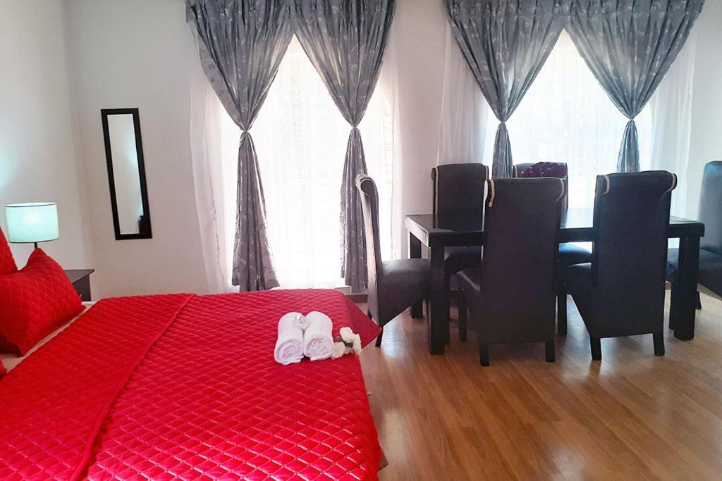 Queens Palace Pretoria Room photo